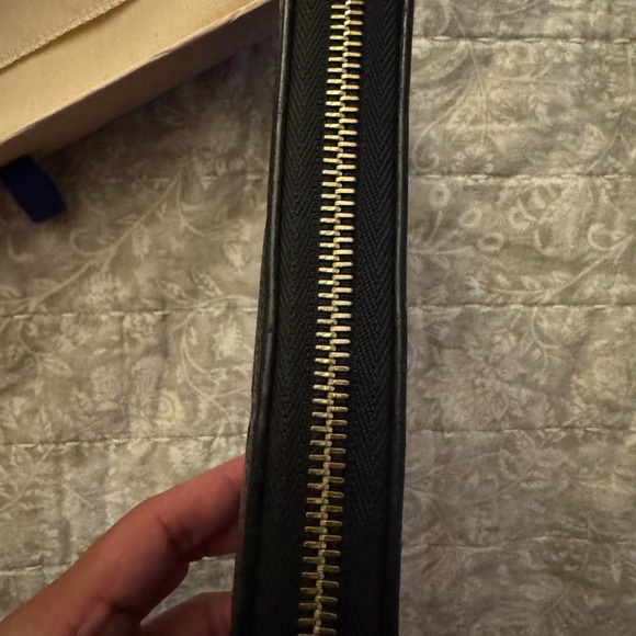 Louis Vuitton Black Zippy Wallet - Picture 9 of 12